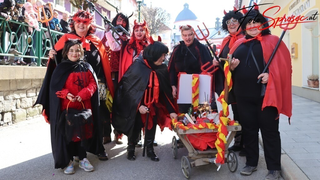 fasching-mariazell2025 (35) | Mit meiner Kamera halte ich besondere Augenblicke, faszinierende Landschaften und interessante Details fest. Dabei entstehen ganz unterschiedliche Aufnahmen – von stimmungsvollen Landschaftsfotografien und beeindruckenden Drohnenaufnahmen über Pressefotos - Realisiert mit Pictrs.com