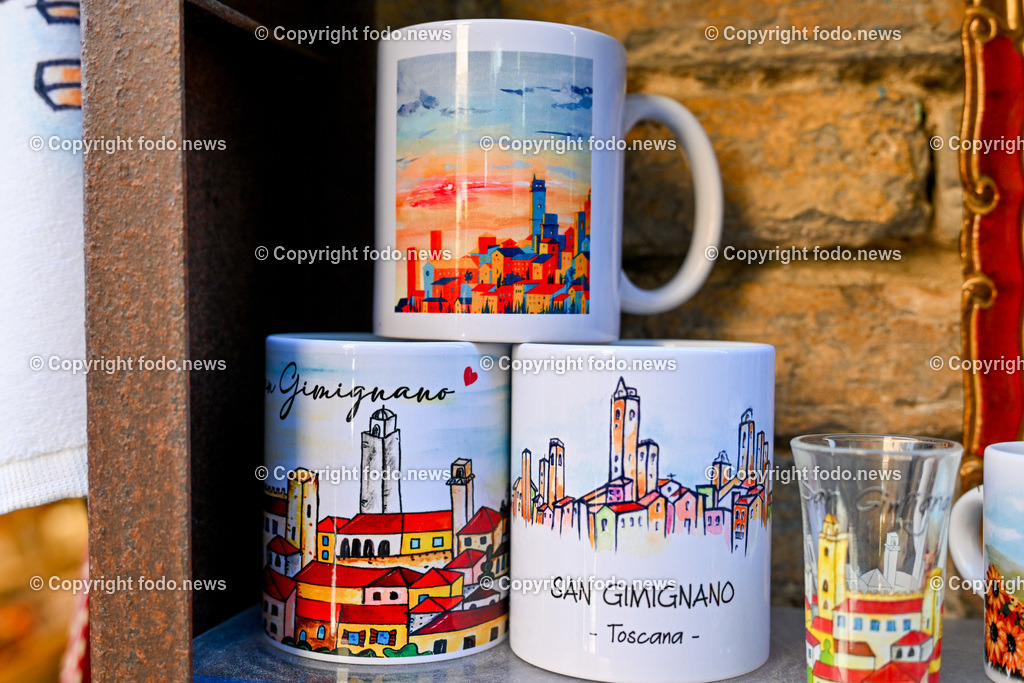 Italien_ Toskana_ San Gimignanao_ 26.05.2024-12 | 26.05.2024, Italien, ITA, Toskana, San Gimignano im Bild Stadtansichten Gebäude, Architektur, Touristen, Historisch, Ansichten der berühmten Stadt San Gimignano in der Toskana-Italien - View of the famous town San Gimignano in Tuscany-Italy


San Gimignano ist eine italienische Kleinstadt in der Toskana mit einem mittelalterlichen Stadtkern. San Gimignano wird auch die Stadt der Türme genannt. Die Stadt liegt in der Provinz Siena. Sie gehört neben Florenz, Siena und Pisa zu den von Touristen meist besuchten Zielen in der Toskana.