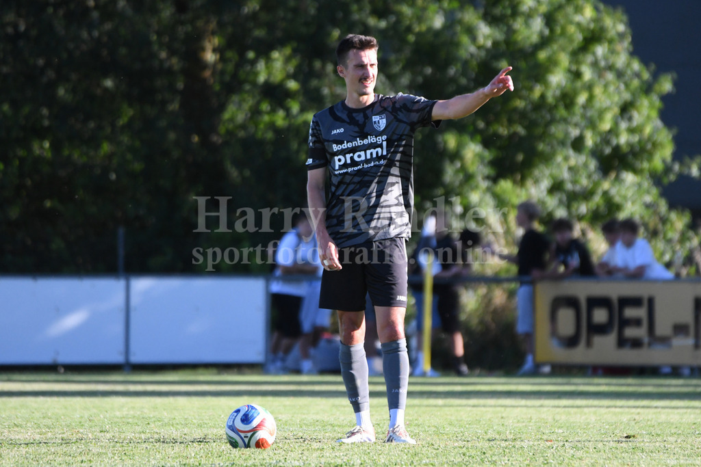 Testspiel SV Neuhausen/Offenberg : SV Schalding II | Testspiel SV Neuhausen/Offenberg : SV Schalding IIFabian Burmberger (Trainer SV Neuhausen/Offenberg) - Realisiert mit Pictrs.com