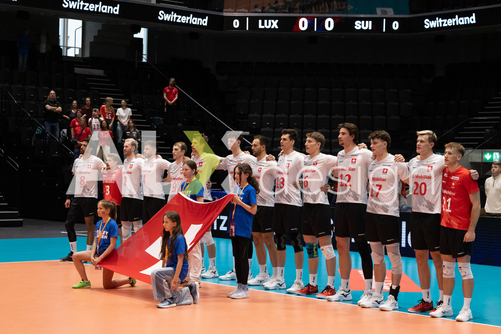 Luxembourg v Switzerland - CEV European League Men | KRIENS, SWITZERLAND - JUNE 12: Team of Switzerland during the national anthem at the CEV European League match between Luxembourg and Switzerland at Pilatus Arena on June 12, 2026 in Kriens, Switzerland. - Realisiert mit Pictrs.com
