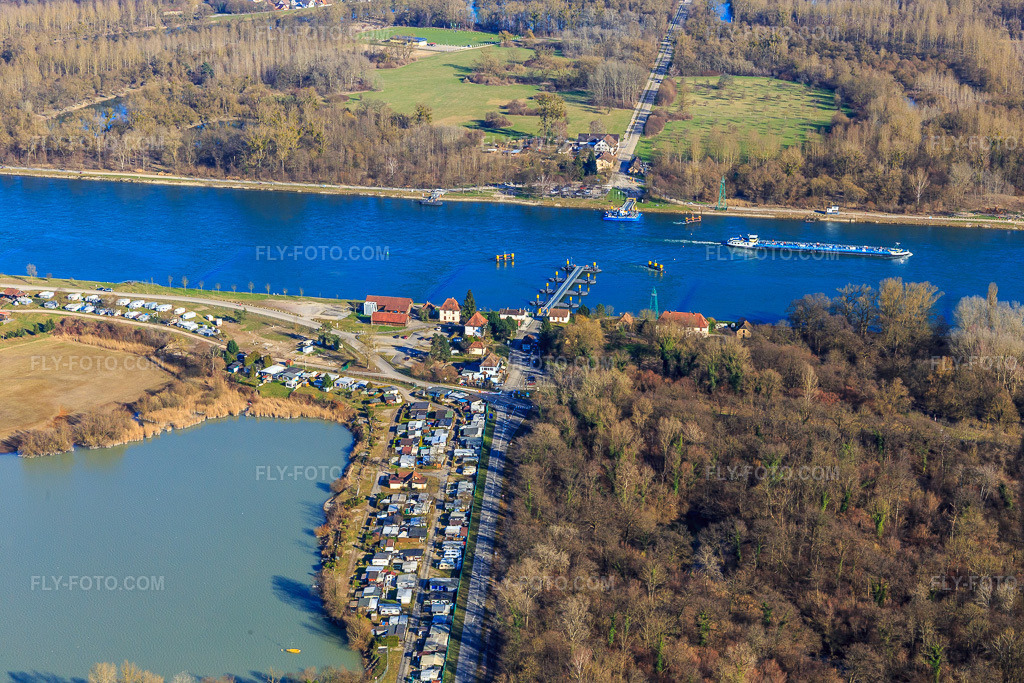 Aerial view: Rhine ferry Plittersdorf-Seltz and Camping Les Bords du Rhin in Seltz in the state Bas-Rhin, France. – Photo: IMG_104842.jpg taken on 03/14/2018 by Werner Riehm/FLY-FOTO.com – Resolution of the original: 5472 x 3648 px – Inforoute alsace – la ville de Seltz