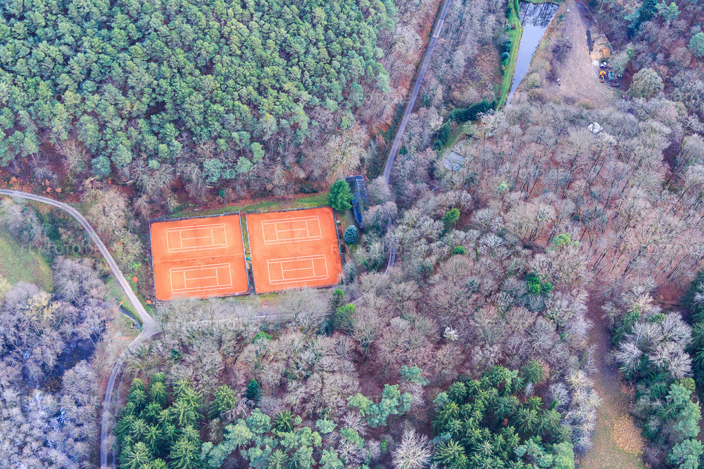 Luftbild: Tennisplätze am Hirtenbach im Wald in Pleisweiler-Oberhofen im Bundesland Rheinland-Pfalz in Deutschland. Foto: IMG_085707.jpg vom 08.01.2016 durch Werner Riehm/FLY-FOTO.de