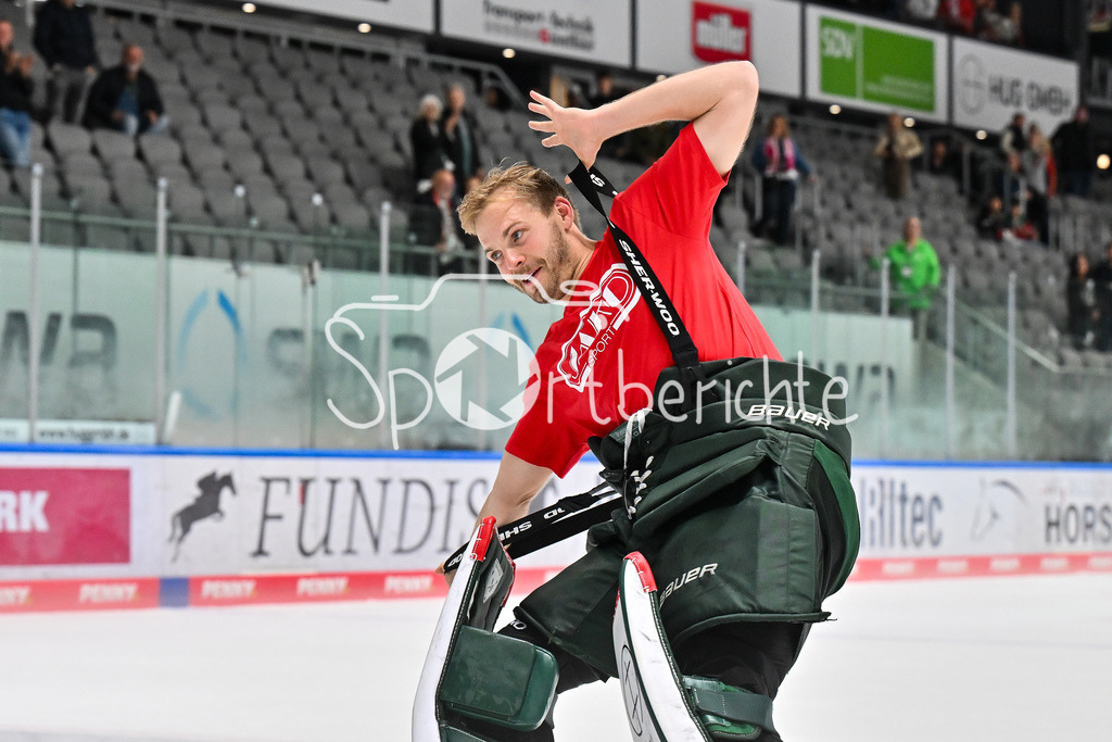 Augsburger Panther - Iserlohn Roosters | Die Augsburger Panther feiern zusammen mit ihren Fans den Heimsieg gegen Iserlohn / Penny DEL: Augsburger Panther - Iserlohn Roosters; Curt Frenzel Stadion am 21.09.2025 / im Bild Michael GARTEIG (Augsburger Panther 34