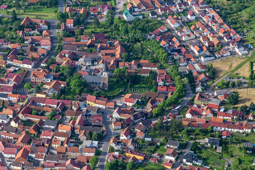 Ortsansicht der Straßen und Häuser der Wohngebiete in Seebergen | Luftbild: Ortsansicht der Straßen und Häuser der Wohngebiete in Seebergen im Ortsteil Seebergen in Drei Gleichen im Bundesland Thüringen in Deutschland. Foto: IMG_007665.jpg vom 15.06.2021 durch Werner Riehm/FLY-FOTO.de - Realisiert mit Pictrs.com