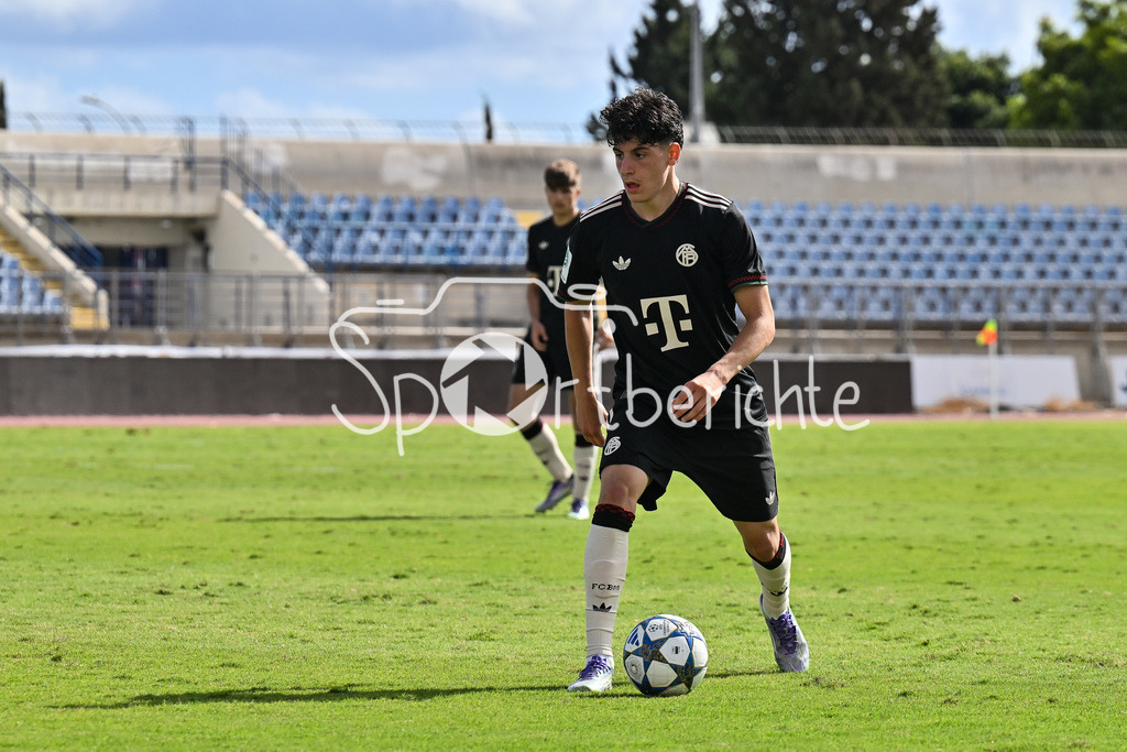 Papohs FC U19 - FC Bayern München U19 | am Ball Moritz Deniz OFLI (FCB #3) / Einzelfoto / Freisteller / UEFA Youth League: Paphos FC U19 - FC Bayern München U19; Stelios Kyriakides Stadium am 30.09.2025
