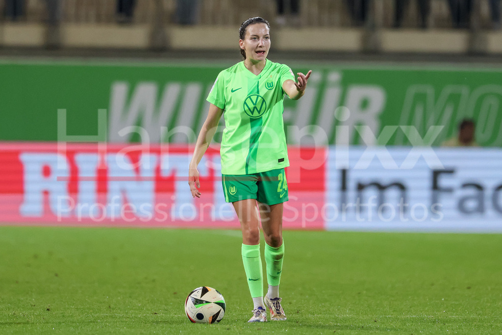 Fussball, Google Pixel Frauen-Bundesliga, VfL Wolfsburg - 1. FC Köln | v.li.: Joelle Wedemeyer (VfL Wolfsburg, 24) am Ball, Freisteller, Einzelbild, Ganzkörper, Aktion, Action, Spielszene, gibt Anweisungen, gestikuliert, mit den Armen gestikulieren, DIE DFB-RICHTLINIEN UNTERSAGEN JEGLICHE NUTZUNG VON FOTOS ALS SEQUENZBILDER UND/ODER VIDEOÄHNLICHE FOTOSTRECKEN. DFB REGULATIONS PROHIBIT ANY USE OF PHOTOGRAPHS AS IMAGE SEQUENCES AND/OR QUASI-VIDEO.