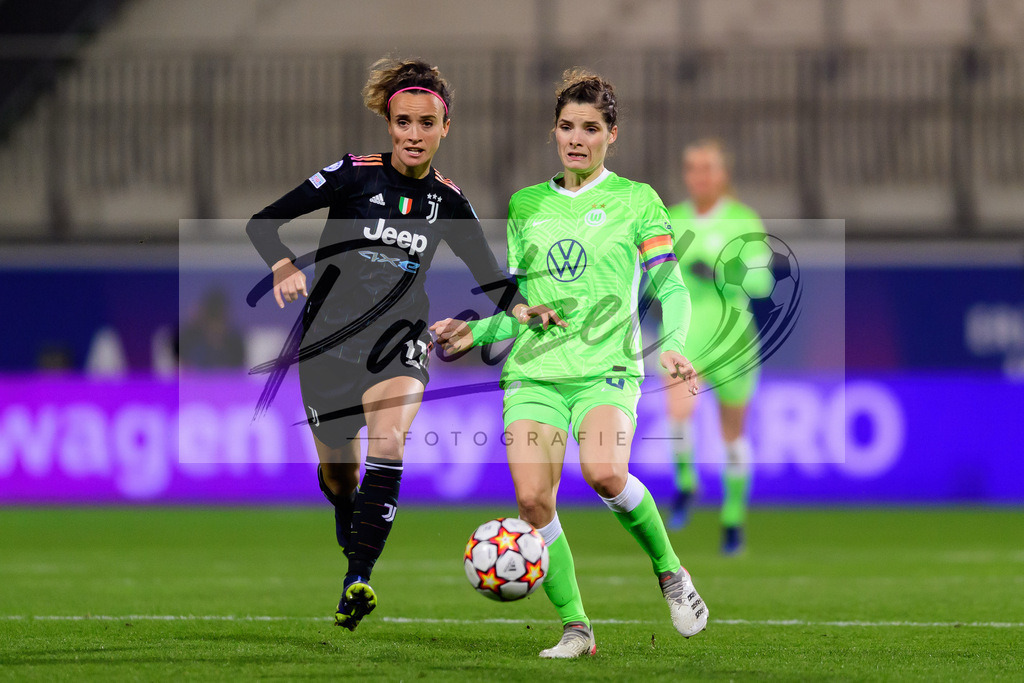 WOBJUV20211118_051 | Fussball, Frauen: Barbara Bonansea (Juventus FC) und Dominique Janssen (VfL Wolfsburg) im Zweikampf bei dem Spiel der UEFA Women´s Champions League zwischen VfL Wolfsburg und Juventus Turin im AOK-Stadion am 18.11.2021 in Wolfsburg, Deutschland. - Realisiert mit Pictrs.com