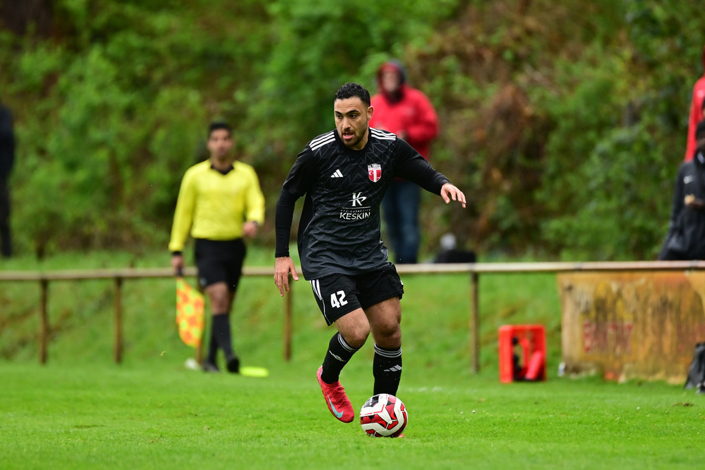 Fußball I Herren I Saison 2024-2025 I Oberliga Hamburg I 31. Spieltag I FC Türkiye - SC Vorwärts-Wacker Billstedt | Hasan Ozan Karaca (42, FC Türkiye Wilhelmsburg) - Realisiert mit Pictrs.com