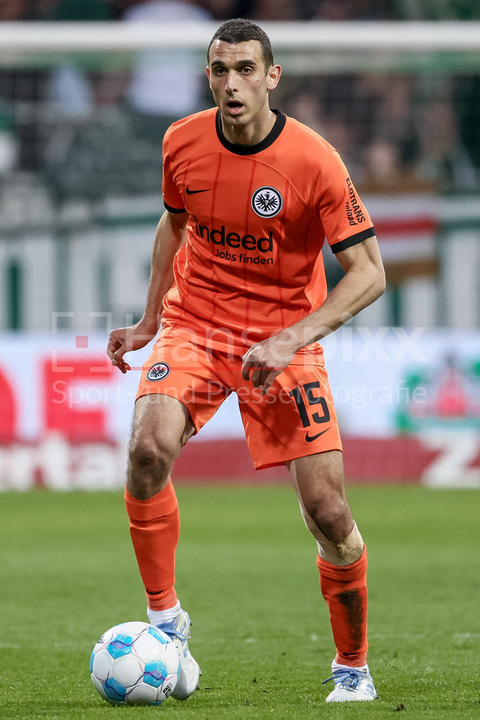 Fussball, Bundesliga, SV Werder Bremen - Eintracht Frankfurt | v.li.: Ellyes Skhiri (Eintracht Frankfurt, 15) am Ball, Freisteller, Einzelbild, Ganzkörper, Aktion, Action, Spielszene, DIE DFL-RICHTLINIEN UNTERSAGEN JEGLICHE NUTZUNG VON FOTOS ALS SEQUENZBILDER UND/ODER VIDEOÄHNLICHE FOTOSTRECKEN. DFL REGULATIONS PROHIBIT ANY USE OF PHOTOGRAPHS AS IMAGE SEQUENCES AND/OR QUASI-VIDEO.