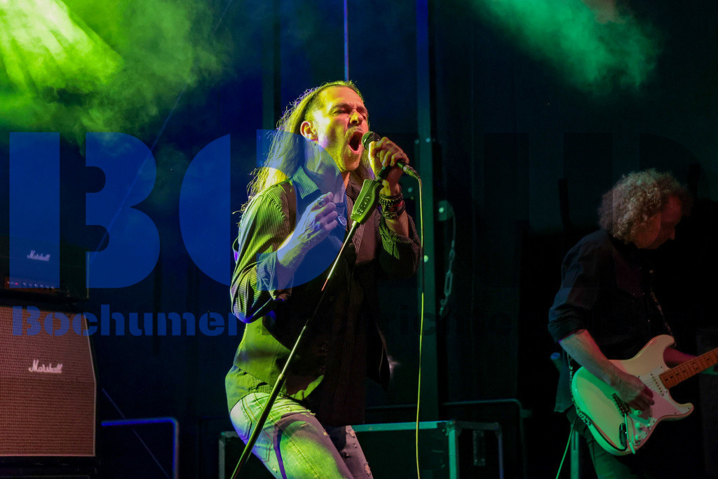 Purple Rising  {date} -  | {headline}(Foto: Sebastian Sendlak / BOND) - Realisiert mit Pictrs.com