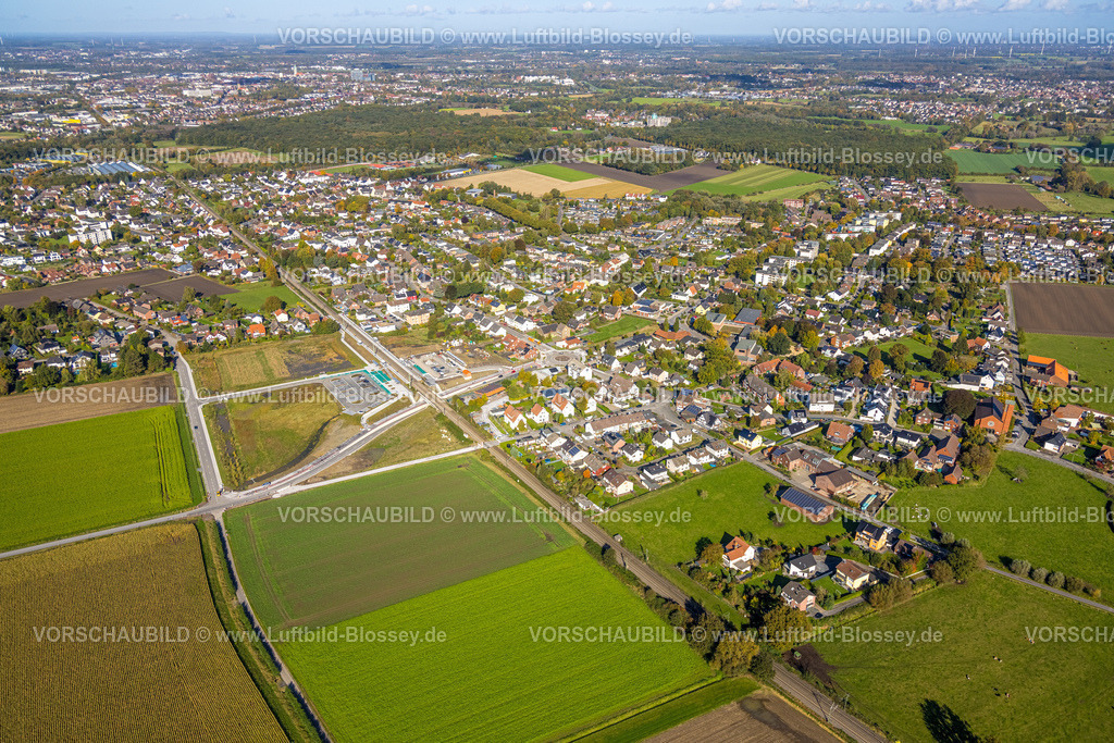 Hamm241007851 | Luftbild, geplante Nahverkehrsverbindung mit Haltepunkt in Westtünnen, Baustelle am Südfeldweg und Von-Thünen-Straße für den künftigen Bahnhaltepunkt, Bahnlinie mit Eisenbahnbrücke und Wohnsiedlung mit Kreisverkehr, Stadtbezirk Rhynern, Hamm, Ruhrgebiet, Nordrhein-Westfalen, Deutschland