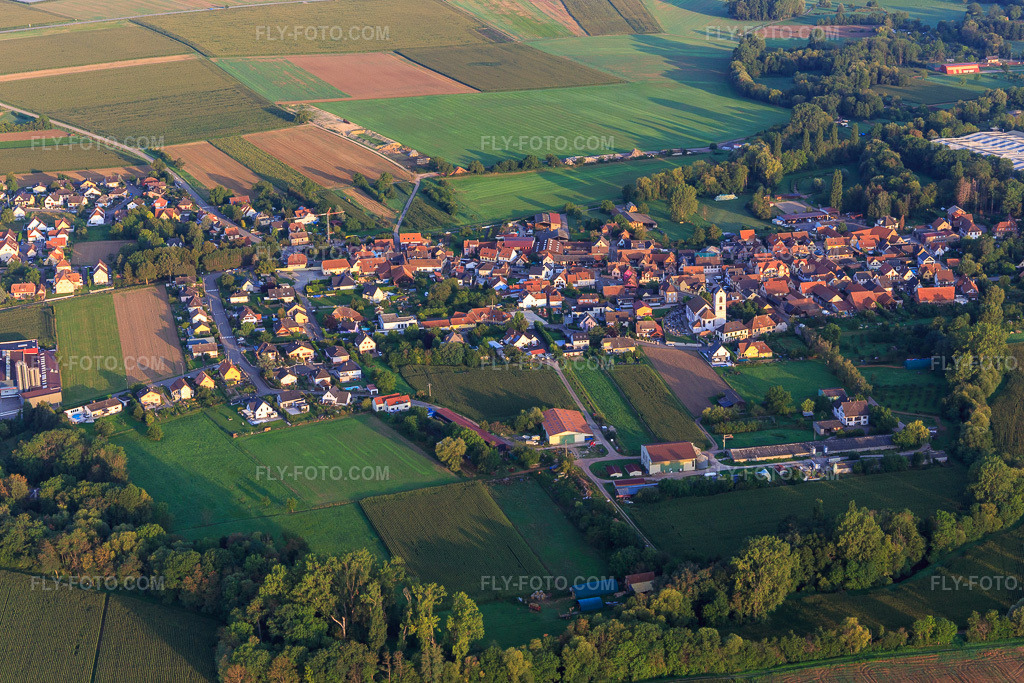 Aerial view: View of the town from the east in Kirchheim in the state Bas-Rhin, France. – Photo: IMG_138025.jpg taken on 08/19/2023 by Werner Riehm/FLY-FOTO.com – Resolution of the original: 5276 x 3517 px