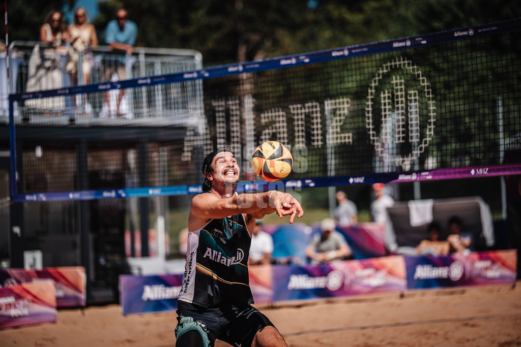 Beachvolleyball | Männer | Allianz German Beach Tour 2025 | Tourstop München | 05.07.2025 | Jannik Kühlborn spielt den Ball