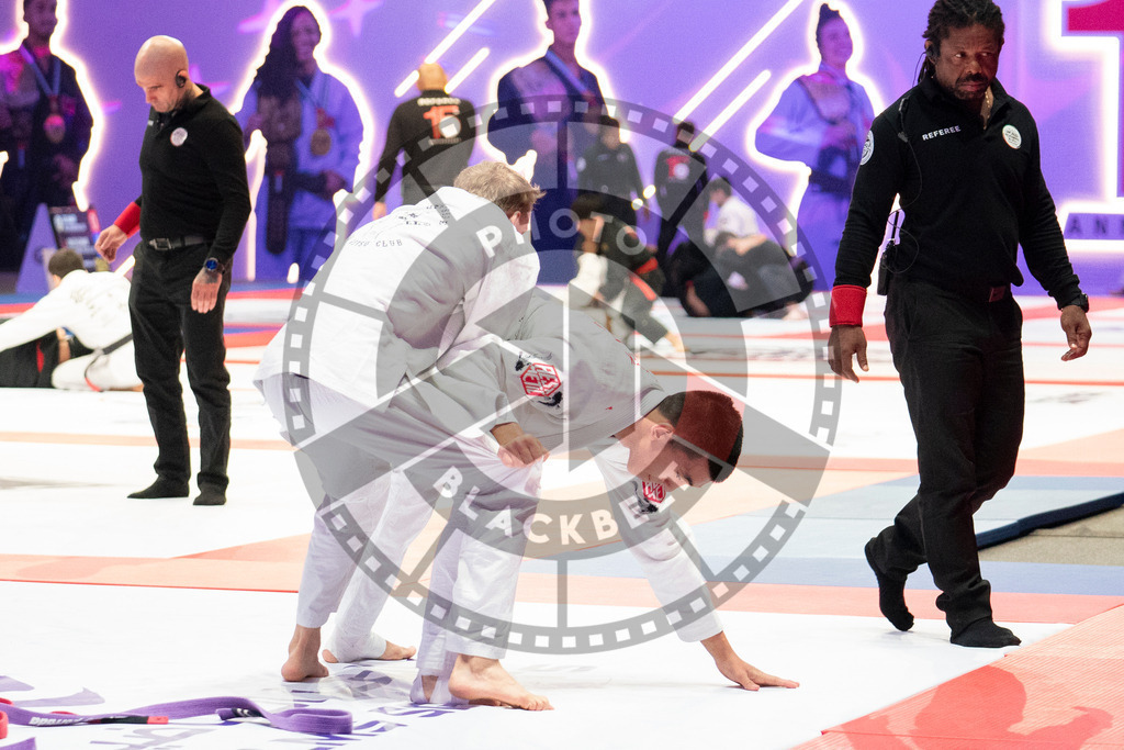 20231109PBB5083 | Fighters compete during the AJP World Professional Championship in the Mubadala Arena in Abu Dhabi, Arab United Emirates, on November 9, 2023.