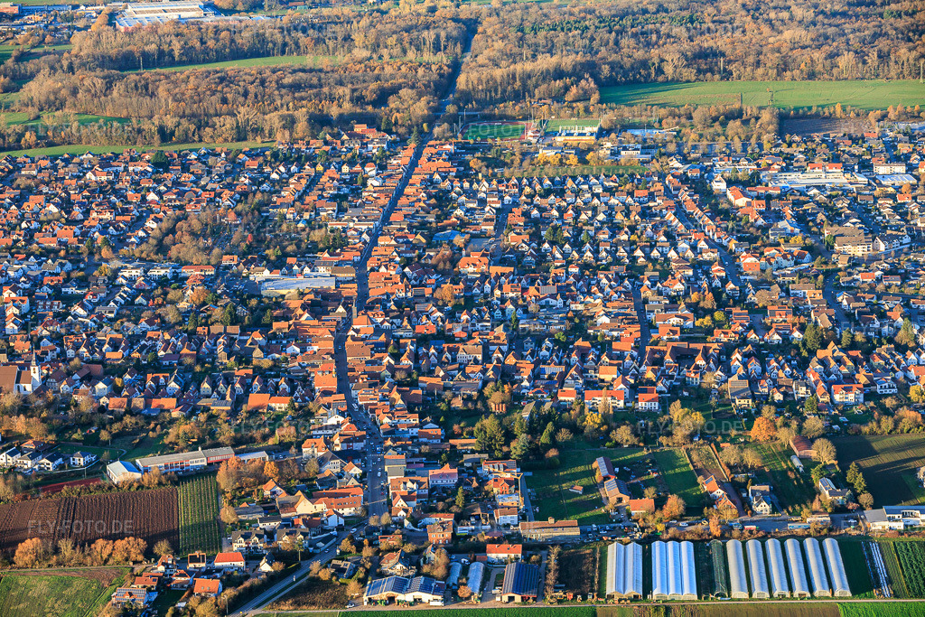 Luftbild: Hauptstraße von Süden in Offenbach an der Queich im Bundesland Rheinland-Pfalz in Deutschland. Foto: IMG_151377.jpg vom 18.11.2025 durch Werner Riehm/FLY-FOTO.de