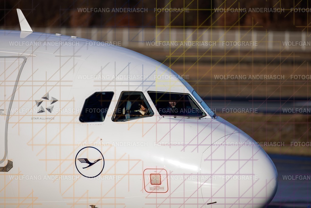 2026102-104915_EDDF_NW_TAXI_R3C_0154 | Im Cockpit des Flughafen Frankfurt am Main tragen Piloten und Pilotinnen täglich enorme Verantwortung. Konzentration, Erfahrung und Vertrauen im Team prägen diese besonderen Momente. Jeder Blick auf Instrumente, jede Entscheidung steht für Sicherheit, Präzision und Professionalität – eine stille Wertschätzung für Menschen, die Fliegen möglich machen. - Realisiert mit Pictrs.com