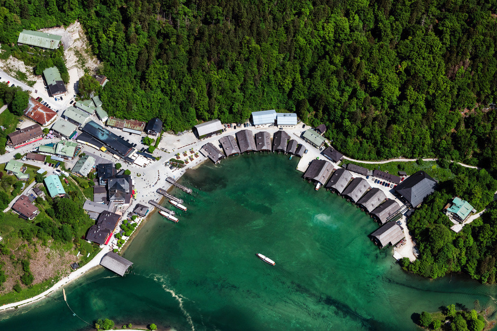 dr__0097313.jpg | SCHöNAU AM KöNIGSSEE 19.05.2022 Dorfkern an den See- Uferbereichen des Königsee mit seinen Bootshäusern und Anlegestelle der Schifffahrt Königsee in Schönau am Königssee im Bundesland Bayern, Deutschland. // Village on the lake bank areas of Koenigsee with seinen Bootshaeusern and Anlegestelle of Schifffahrt Koenigsee in Schoenau am Koenigssee in the state Bavaria, Germany. Foto: Daniel Reiter