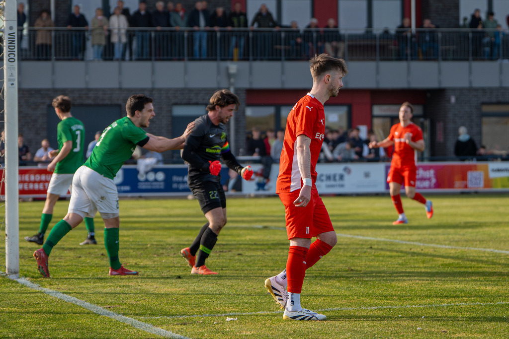 Fußball I Herren I Saison 2025-2026 I Bezirksliga Weser-Ems 4 I 22. Spieltag I Vfl Oythe  - SV Bethen I 7103 | jns.sportfotos - Realisiert mit Pictrs.com