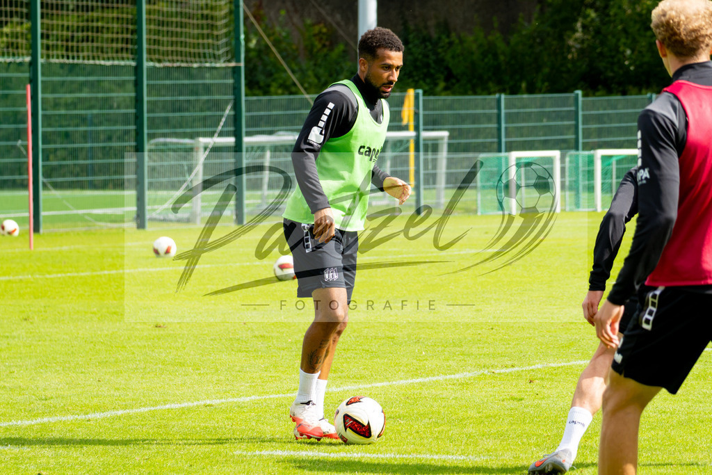 20260909_TRAOSN_0342 | Fußball, Herren: Daniel Kyereh (VfL Osnabrück) in Aktion, am Ball, Einzelaktion beim Training des VfL Osnabrück am 09.09.2026 im Sportpark Illoshöhe in Osnabrück, Deutschland.(Foto von Nico Paetzel) - Realisiert mit Pictrs.com
