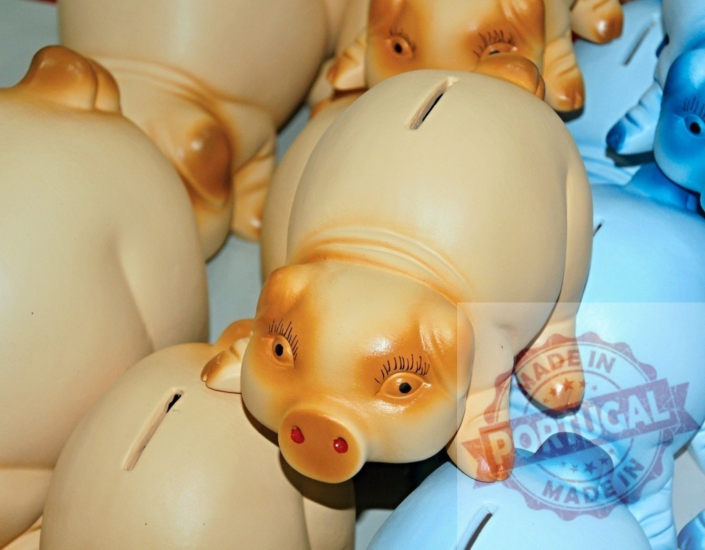 Piggy banks representing saving and financial growth | Group of ceramic piggy banks symbolizing economy and investment - Realisiert mit Pictrs.com