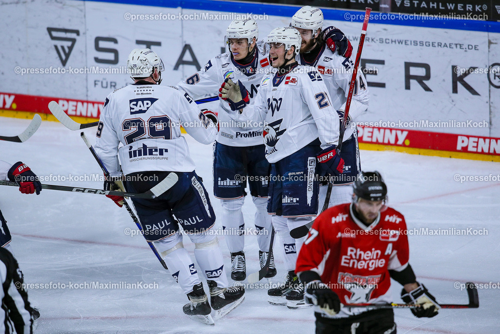 KoeDEL08032401066 | 08.03.2024, Köln, Eishockey, Penny DEL, 52. Spieltag, Lanxess-Arena, Kölner Haie - Adler Mannheim: Torjubel nach dem 5:1 durch Ryan MacInnis (Adler Mannheim)