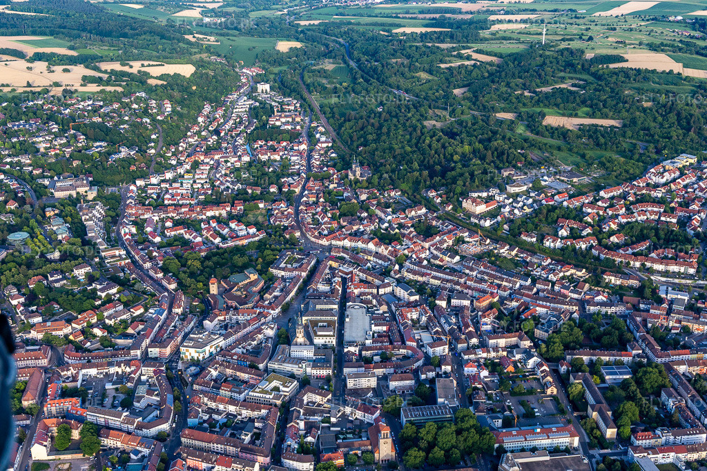 Luftbild: City von Westen in Bruchsal im Bundesland Baden-Württemberg in Deutschland. Foto: IMG_133479.jpg vom 12.07.2022 durch Werner Riehm/FLY-FOTO.de