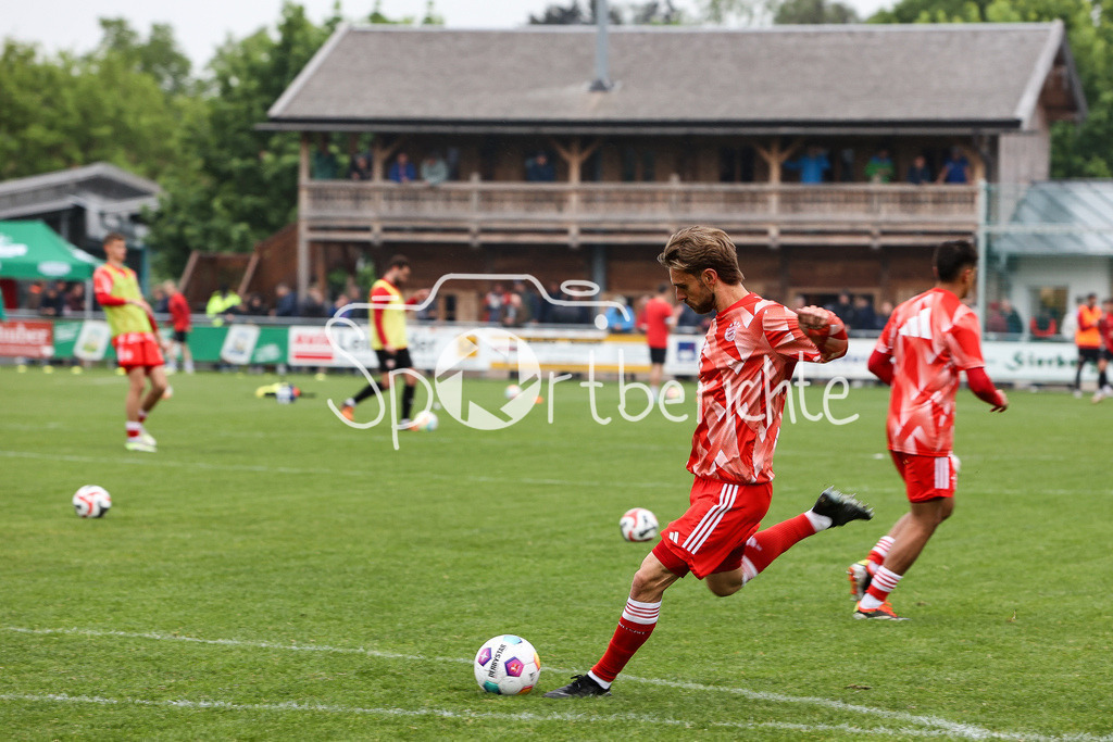 TSV Buchbach - FC Bayern Amateure | beim warmmachen Luca DENK (FCB #16) / Torschuss