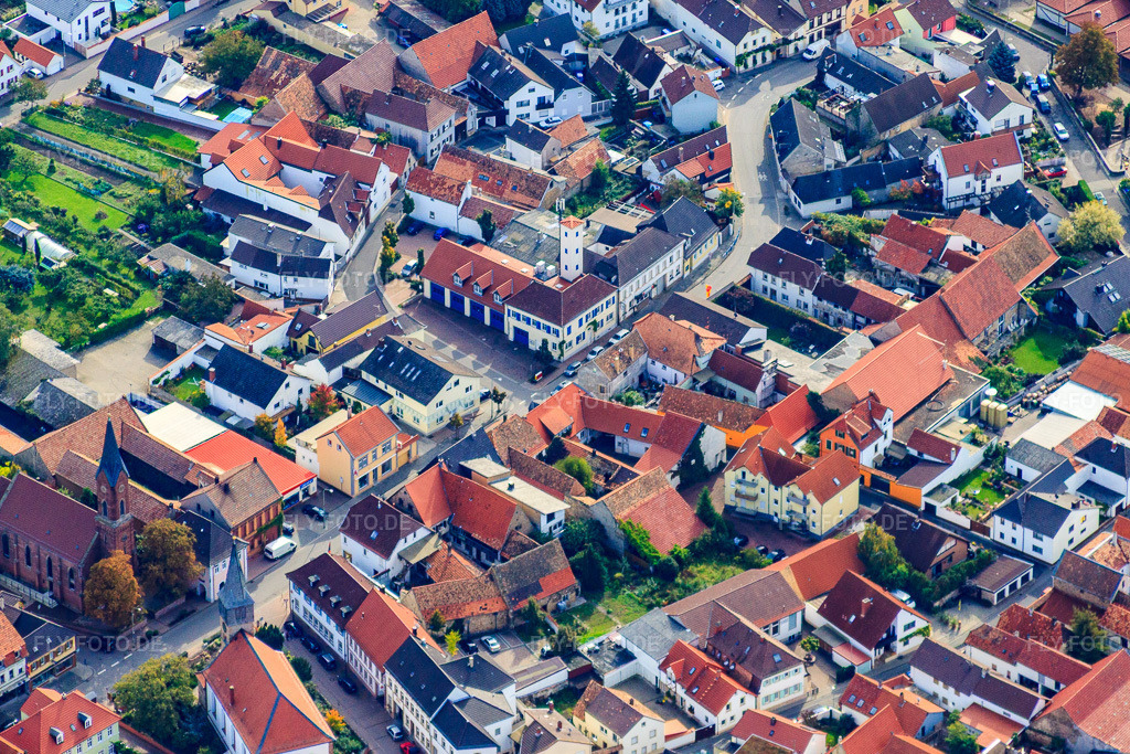 Luftbild: Freiwillige Feuerwehr in Weisenheim am Sand im Bundesland Rheinland-Pfalz in Deutschland. Foto: IMG_34389.jpg vom 03.10.2010 durch Werner Riehm/FLY-FOTO.deAuflösung des Originals: 4470 x 2980 pxfeuerwehr-weisenheim.de