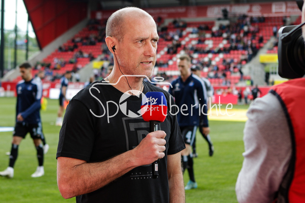 SSV Jahn Regensburg - Hamburger SV | Neuer SSV Trainer Joe ENOCHS vor der Partie bei SKY am Mikrofon / Interview / DFL REGULATIONS PROHIBIT ANY USE OF PHOTOGRAPHS AS IMAGE SEQUENCES AND/OR QUASI-VIDEO