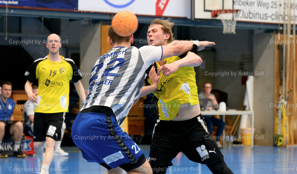 TSV Altenholz vs HG Hamburg-Barmbek | Jesse Dahmke (TSVA #5 trifft hier zum 9-5) vs Arne Eschweiler (Barmbek #22) / Handball 3. Liga Nord-Ost Männer 2025/2026 / TSV Altenholz vs HG Hamburg-Barmbek / Edgar-Meschkat-Halle / Altenholz / 27.03.26 - Realisiert mit Pictrs.com