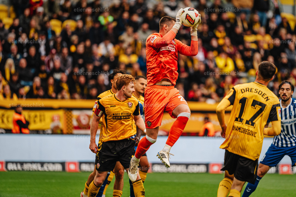 Dresdner SC - Allianz MTV Stuttgart, DEKRA 1. Bundesliga Frauen, Volleyball | Im Bild: Torwart Lennart Grill (22, SG Dynamo Dresden) hält den Ball18.10.2026, SG Dynamo Dresden - 1. FC Magdeburg, 2. BUNDESLIGA - 8. SPIELTAG, Fußball, Deutschland, Dresden, Rudolf-Harbig-Stadion