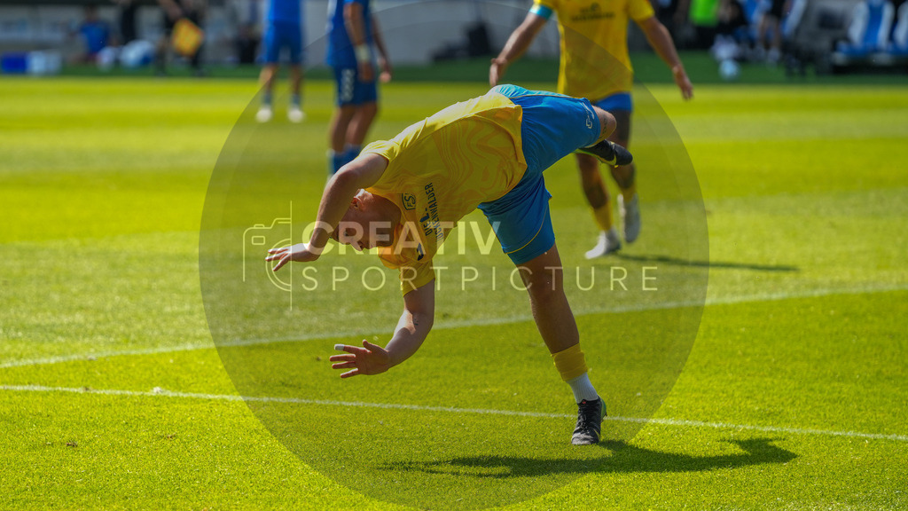 Fußball, Herren, Saison 2025/2026, Regionalliga Nordost, 3. Spieltag, 1.FC Magdeburg II vs. FSV 63 Luckenwalde, Samstag 09.08.2025, Avnet Arena Magdeburg | Fußball, Herren, Saison 2025/2026, Regionalliga Nordost, 3. Spieltag, 1.FC Magdeburg II vs. FSV 63 Luckenwalde, Samstag 09.08.2025, Avnet Arena Magdeburg, Im Bild: Lucas Will (Luckenwalde) jubelt artistisch über seinen Treffer - Realisiert mit Pictrs.com