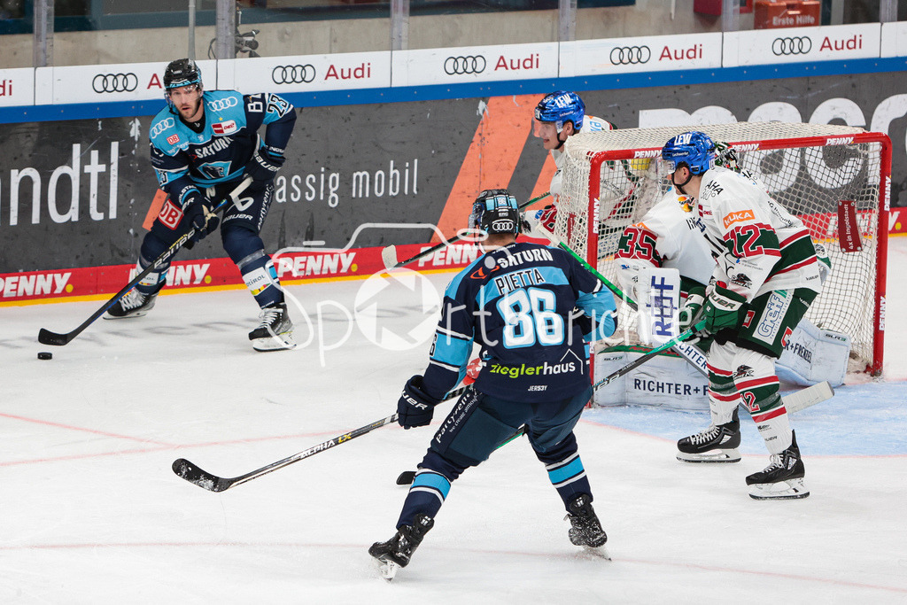 ERC Ingolstadt - Augsburger Panther  | Maurice EDWARDS (ERC #23) versucht in dieser Szene Daniel PIETTA (ERC #86) in Szene zu setzen