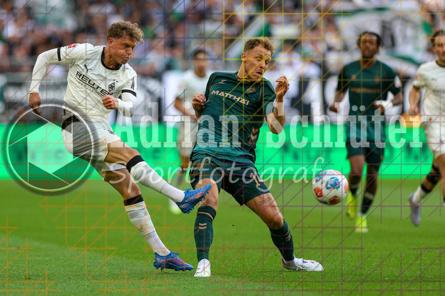 Borussia Mönchengladbach vs SV Werder Bremen - Bundesliga  | Mönchengladbach, Deutschland, 14.09.25:   Robin Hack (Borussia Mönchengladbach) und Senne Lynen (SV Werder Bremen) im Kampf um den Ball waehrend des Spiels der Bundesliga zwischen Borussia Mönchengladbach vs SV Werder Bremen im Stadion im Borussia Park(Foto von Brauer-Fotoagentur / Adrian Schlueter)