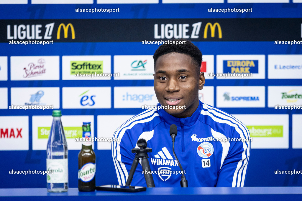 _B7A5159 | Dario Essugo, midfielder of Racing Club de Strasbourg Alsace, speaks during a press conference at Stade de la Meinau in Strasbourg, France, on October 23, 2026, ahead of the Ligue 1 match against Stade Rennais FC. - Realisiert mit Pictrs.com