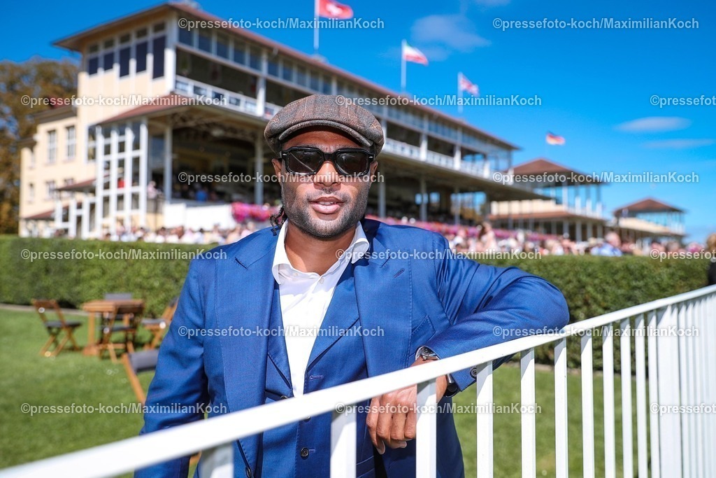 BBmx31082501002 | 2025.08.31, Promis beim Renntag auf der Galopprennbahn Baden-Baden in Iffezheim. Die Gäste genießen die elegante Atmosphäre beim Pferderennen. Fußballstar Serge Gnabry (FC Bayern München) in elegantem Anzug