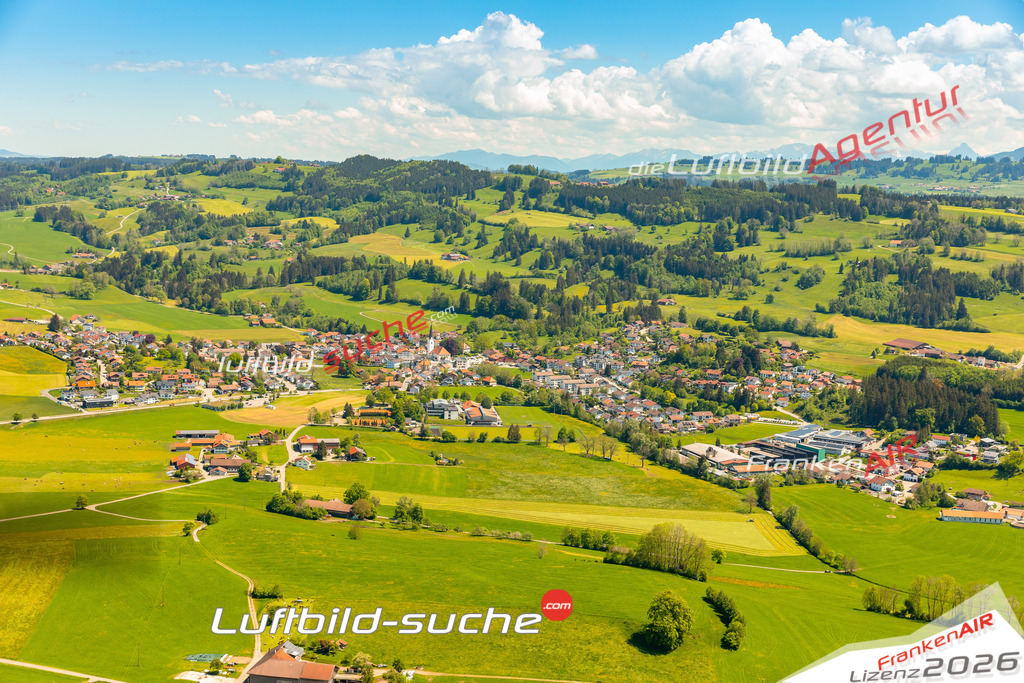 Das Luftbild zeigt :  Sulzberg - Die Luftaufnahme wurde 2024 vom UL-Flugzeug aus erstellt ( keine Drohne ) - Hochauflösende Luftaufnahme - Für grossformatige Ausdrucke geeignet. Die Geschenkidee !Mit Lizenz und Bildrechte bestellbar