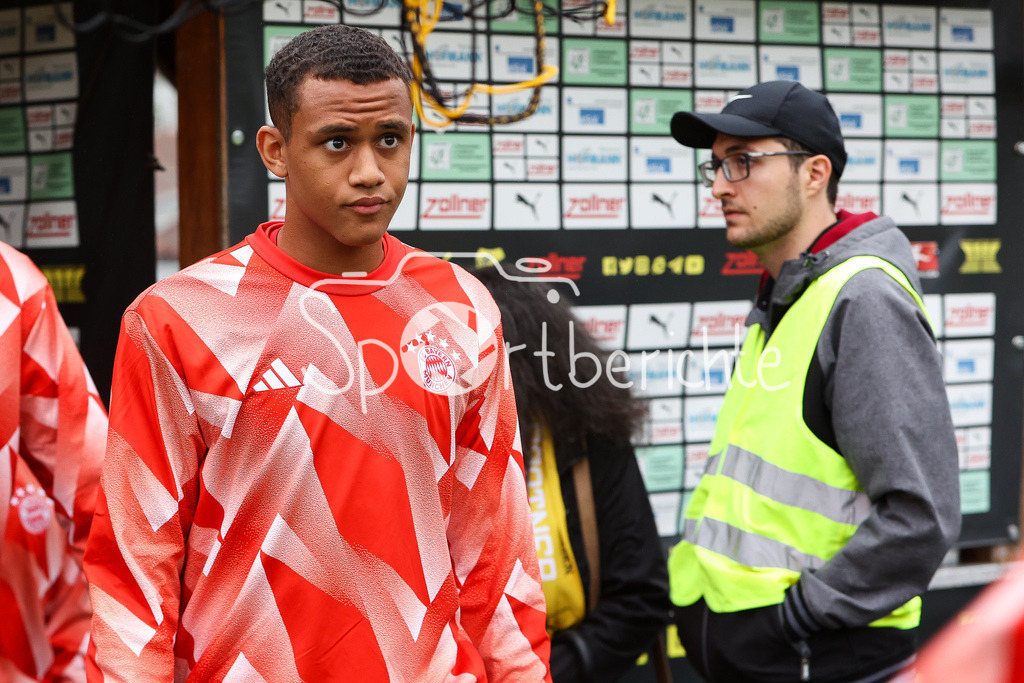 DJK Vilzing - FC Bayern Amateure | Tarek BUCHMANN (FCB #36) fokussiert beim warmmachen vor der Partie