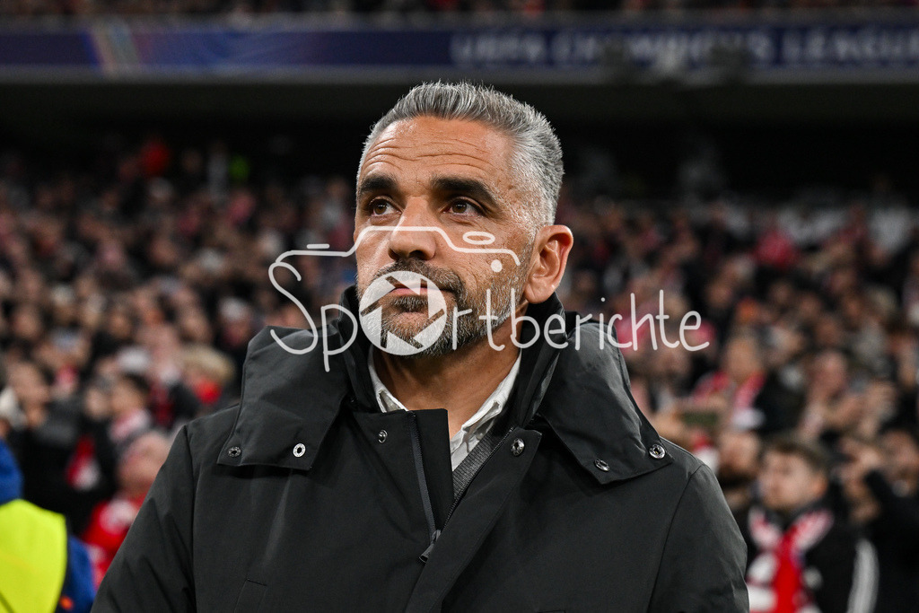 FC Bayern München - Sporting Lissabon | MUNICH, GERMANY - 09. DECEMBER: im Bild Rui Manuel GOMES BORGES Headcoach Sporting CP / Einzelfoto / Freisteller vor dem Match zwischen dem FC Bayern München und Sporting Lissabon am 6. Spieltag der UEFA Champions League Ligaphase in der Allianz Arena