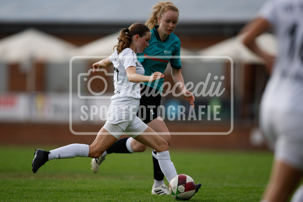 Fußball I Frauen I Westfalenpokal 26-27 I DJK GW Amelsbüren - SSV Rhade  I 18866 | Kira Schwanke (27, DJK GW Amelsbüren) dribbelt mit dem Ball - Realisiert mit Pictrs.com