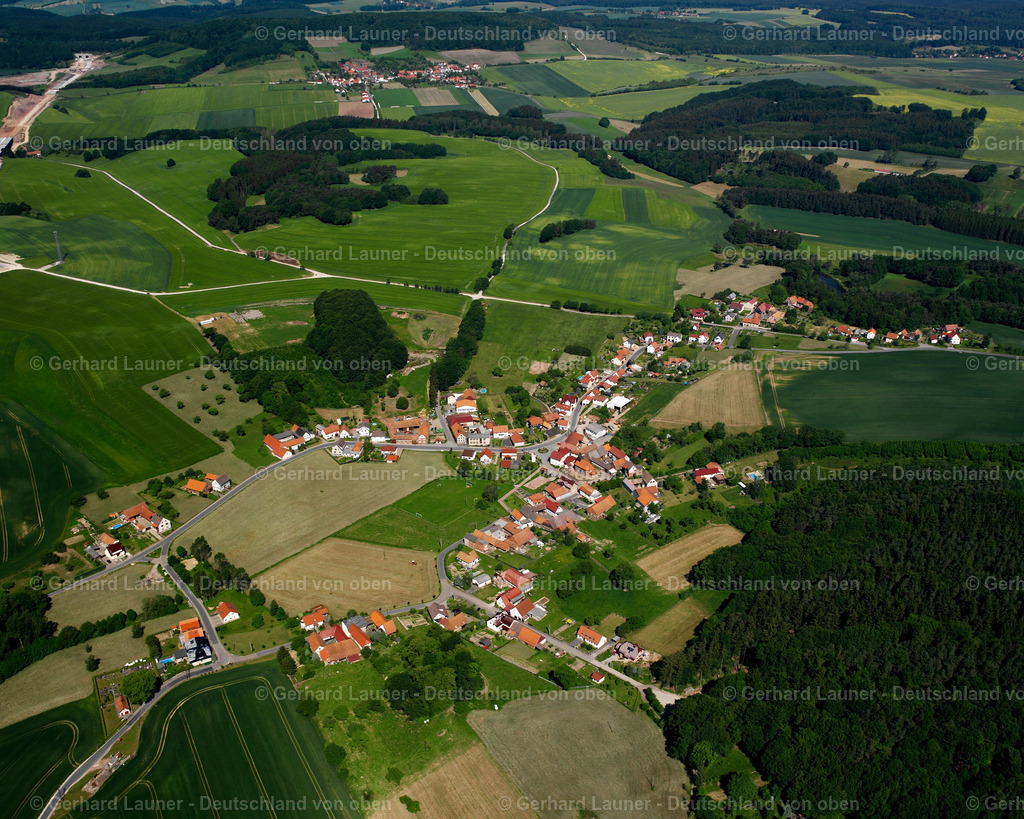 2634026 | SCHACHTEBICH 09.06.2006 Landwirtschaftliche Nutzflächen und Feldgrenzen  umsäumen das Siedlungsgebiet des Dorfes in Schachtebich im Bundesland Thüringen, Deutschland // Agricultural land and field boundaries surround the settlement area of the village  in Schachtebich in the state Thuringia, Germany Foto: Gerhard Launer