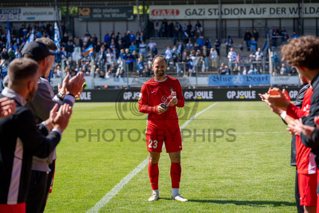 Stuttgarter Kickers vs. SG Sonnenhof Großaspach, Fussball, Regionalliga Suedwest, 34. Spieltag, 16.05.2026 | Fabian Eisele (SG Sonnenhof Großaspach, #23) bekommt die Torjägerkanonen/Torjaegerkanone überreicht/ueberreicht,Stuttgarter Kickers vs. SG Sonnenhof Großaspach, Fussball, Regionalliga Suedwest, 34. Spieltag, 16.05.2026