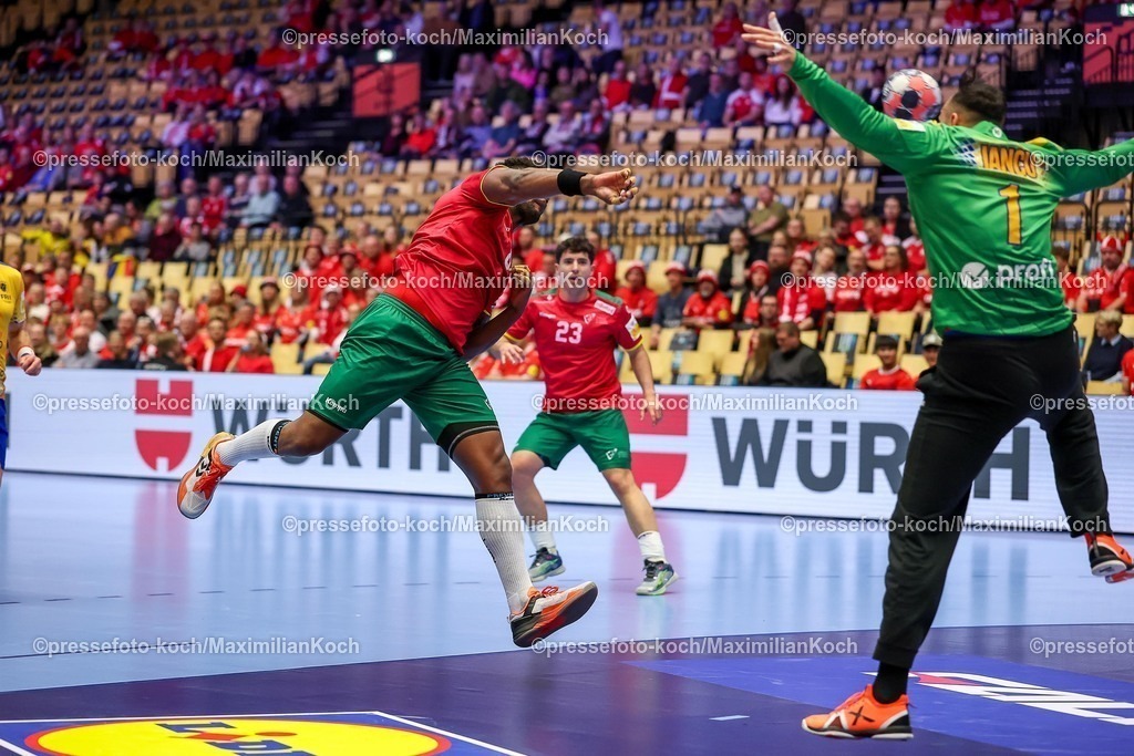 EHF16012601014 | 16.01.2026, Handball, Men's EHF EURO 2026, Portugal - Rumänien, Jyske Bank Boxen in Herning, Dänemark, Preliminary Round:  Victor Manuel Iturriza Alvarez (Portugal #08) wirft auf das Tor von  Ionut Ciprian Iancu (Romania #01) 