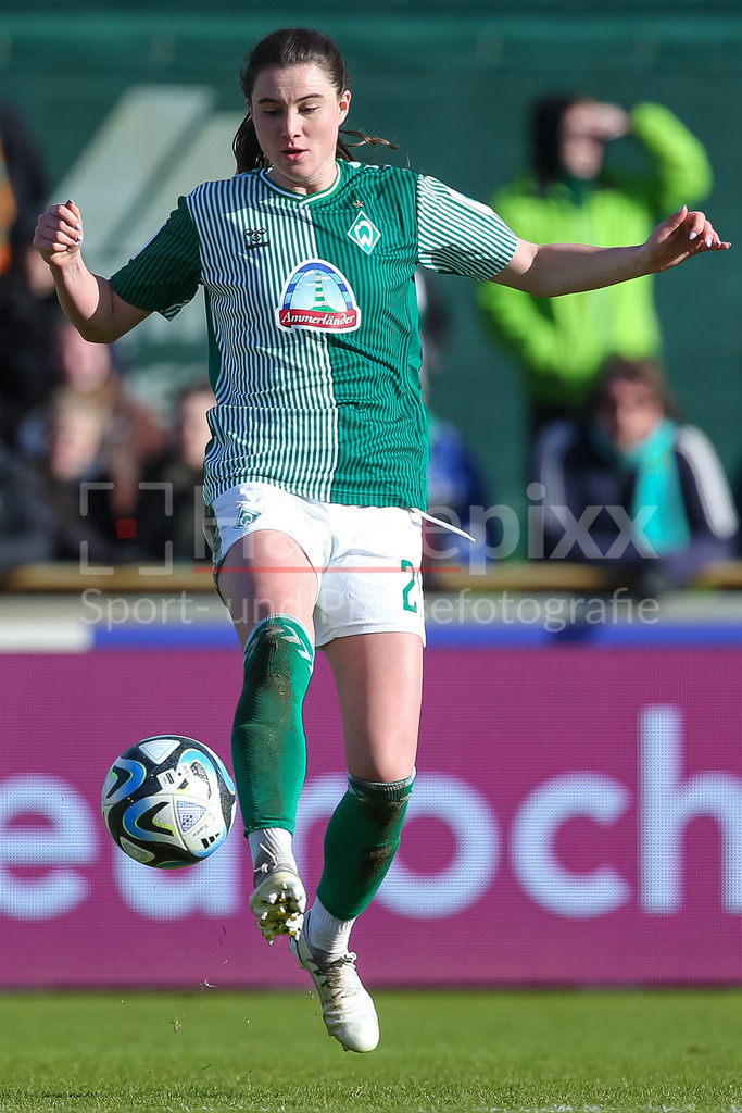 Fussball, Google Pixel Frauen-Bundesliga, SV Werder Bremen - SGS Essen | v.li.: Chiara Hahn (SV Werder Bremen, 21) am Ball, Freisteller, Einzelbild, Ganzkörper, Aktion, Action, Spielszene, DIE DFB-RICHTLINIEN UNTERSAGEN JEGLICHE NUTZUNG VON FOTOS ALS SEQUENZBILDER UND/ODER VIDEOÄHNLICHE FOTOSTRECKEN. DFB REGULATIONS PROHIBIT ANY USE OF PHOTOGRAPHS AS IMAGE SEQUENCES AND/OR QUASI-VIDEO.