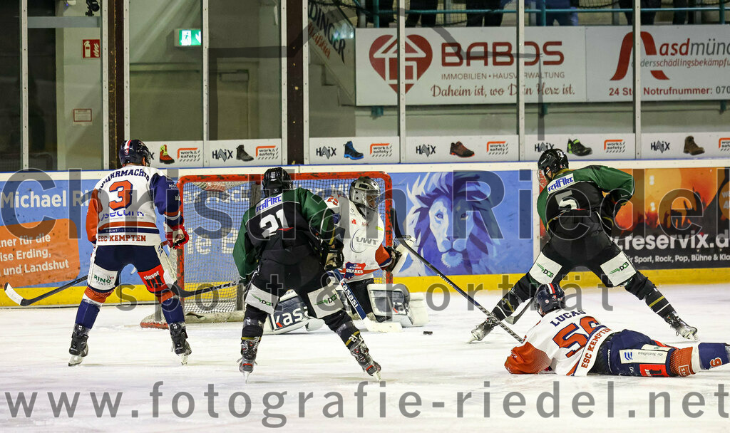 2023-03-07_030_TSV_Erding_gegen_ESC_Kempten | Erding, Deutschland, 07.03.2023:
Eishockey, Bayernliga Playoffs 2022 / 2023, Viertelfinale, TSV Erding gegen ESC Kempten, Endergebnis: 9:3

Timo Schirrmacher (ESC Kempten, #3), Erik Modlmayr (Erding Gladiators, #21), Torwart Danny Schubert (ESC Kempten, #29), Florian Zimmermann (Erding Gladiators, #5), Wayne Lucas (ESC Kempten, #56)

Foto: Christian Riedel / fotografie-riedel.net