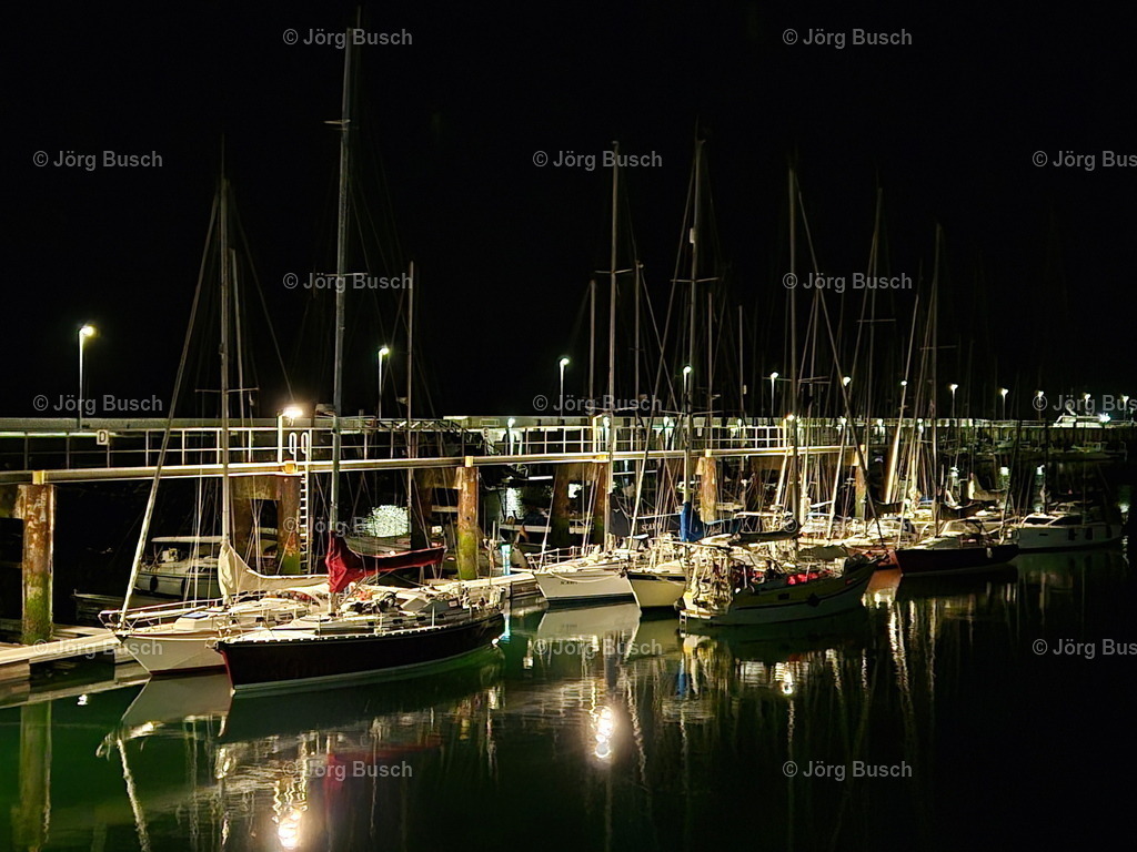 Segler Marina Südhafen Helgoland bei Nacht_2 | Dieser Shop bietet Fotos und Videos aus den Bereichen Fallschirmspringen, Landschaft und Luftbild - Realizzato con Pictrs.com