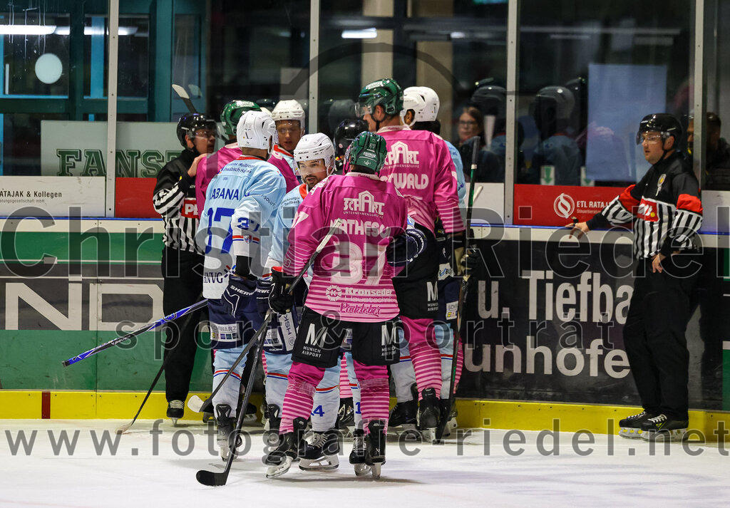 2025-10-05_149_TSV_Erding_gegen_Heilbronner_Falken | Erding, Deutschland, 05.10.2025:Eishockey, Oberliga Süd 2025 / 2026, 6. Spieltag, TSV Erding gegen Heilbronner Falken, Endergebnis: 3:1Frederik Cabana (Heilbronner Falken, #37), Niklas Jentsch (Heilbronner Falken, #14), Thomas Matheson (Erding Gladiators, #37), Elia Ostwald (Erding Gladiators, #17)Foto: Christian Riedel / fotografie-riedel.net