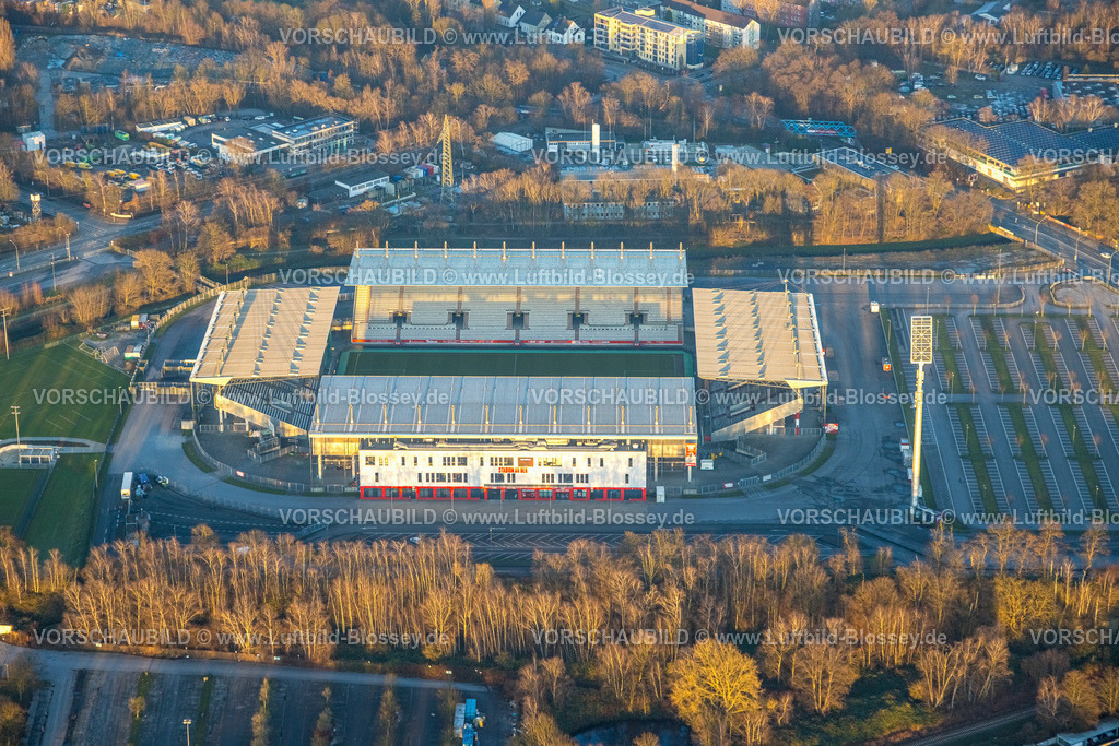 Essen241202978RWE-StadionAnDerHafenstrasse | Luftbild, Fußballstadion an der Hafenstraße des Clubs Rot-Weiss Essen,3. Bundesliga , Essen-Borbeck, Tribünen, ,Essen, Ruhrgebiet, Nordrhein-Westfalen, Deutschland