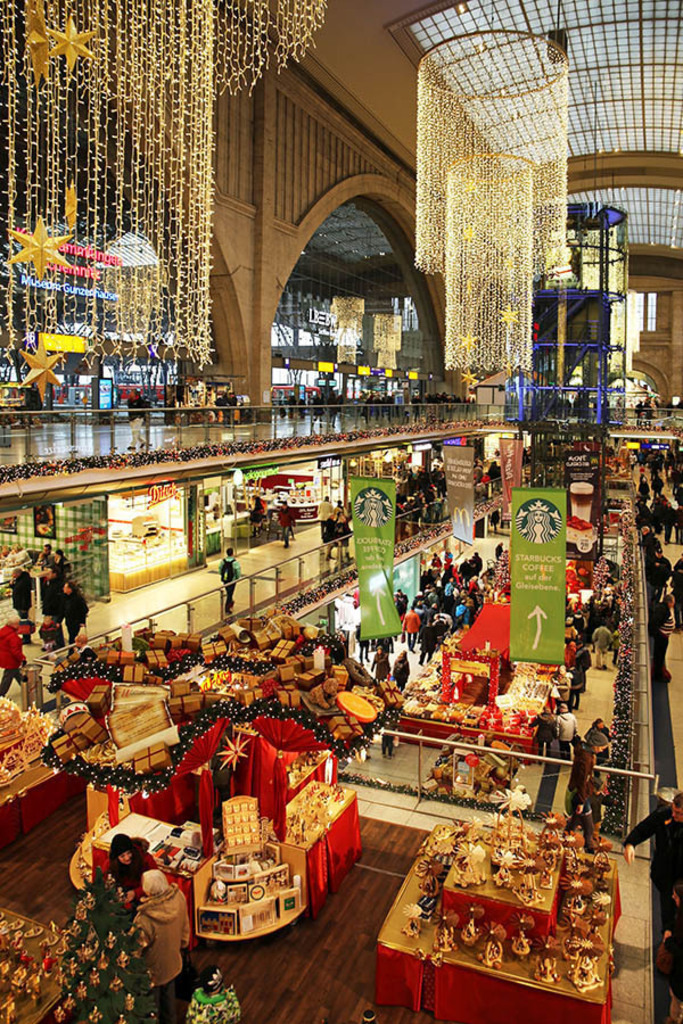 Hauptbahnhof - Promenaden Hauptbahnhof Leipzig zur Weihnachtszeit | Entdecke über 20 Kategorien Leipzig-Motive: Foto-Downloads, hochwertige Poster, Leinwand- & Fine-Art-Prints. Jetzt Lieblingsfoto im Bildlexikon Leipzig Shop bestellen!