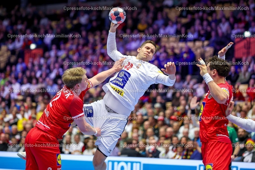 EHF19012601036 | 19.01.2026, Handball, Men's EHF EURO 2026, Österreich - Serbien, Jyske Bank Boxen in Herning, Dänemark, Preliminary Round:  Stefan Dodic (Serbien #40) im Zweikampf gegen   Lukas Hutecek (Austria #72)  Lukas Herburger (Austria #26) 